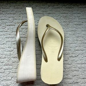 Havaianas women’s platforms cream colored flip flops